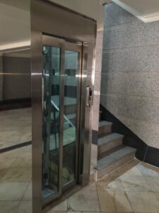 آسانسور هیدرولیک شیشه ای در چشمی پله
