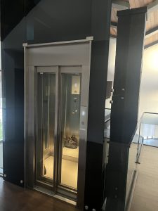 عکس آسانسور هیدرولیک - مقایسه آسانسور کششی و هیدرولیکی